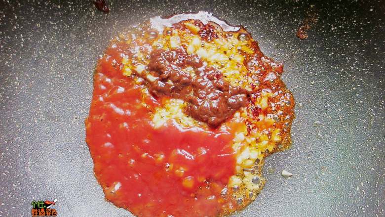 蒜香韩式鸡胸肉,加入韩式辣椒酱2勺，番茄酱2勺，白糖1勺，搅拌均匀后，煮沸备用