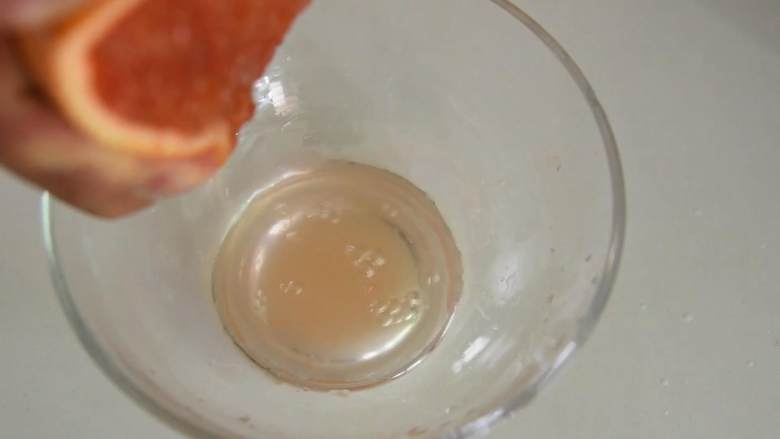 酷暑难耐喝什么都不过瘾，那就来试试这杯粉红快乐水吧,切块的西柚一半挤汁。
