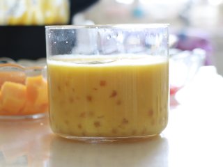 杨枝甘露，自制椰浆版,再倒入适量的芒果椰奶，和西米一起搅拌一下。如果觉得稠的话，可以倒入适量牛奶，这个可以根据自己口味来选择。
