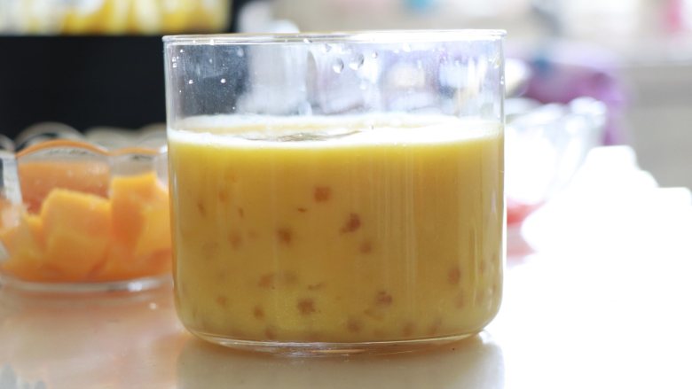杨枝甘露，自制椰浆版,再倒入适量的芒果椰奶，和西米一起搅拌一下。如果觉得稠的话，可以倒入适量牛奶，这个可以根据自己口味来选择。