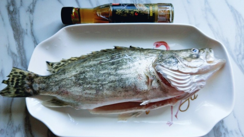 #营养美食#柠香桂鱼,将洗干净的桂鱼放入鱼盘中。