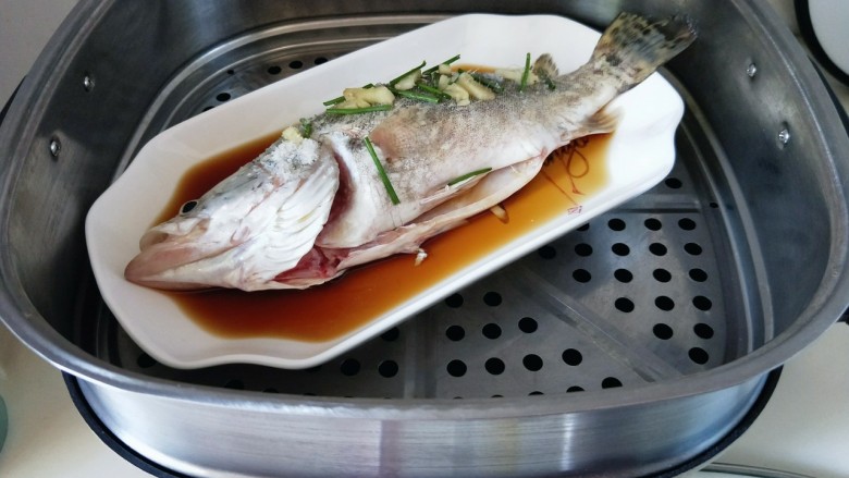 #营养美食#柠香桂鱼,30分钟后取出，放入蒸锅中。（蒸锅里一次性加足够的水量）