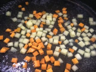 有内涵的贝贝南瓜窝蛋,适量水烧开，烫一下土豆粒和胡萝卜粒。

捞出沥干水份备用。