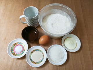 一次发酵面包,准备好所有食材：面包粉，奶粉，砂糖，耐高糖发酵粉，盐，玉米油，鸡蛋，清水