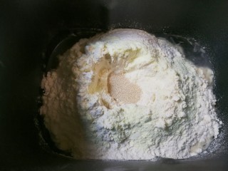 一次发酵面包,将面包粉扒开一个小洞，放入耐高糖发酵粉再埋起来