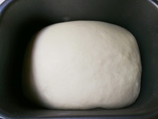 一次发酵面包,盖上面包机盖子发酵两倍大