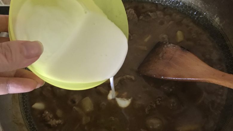 椰香咖喱牛腩,最后加入椰浆