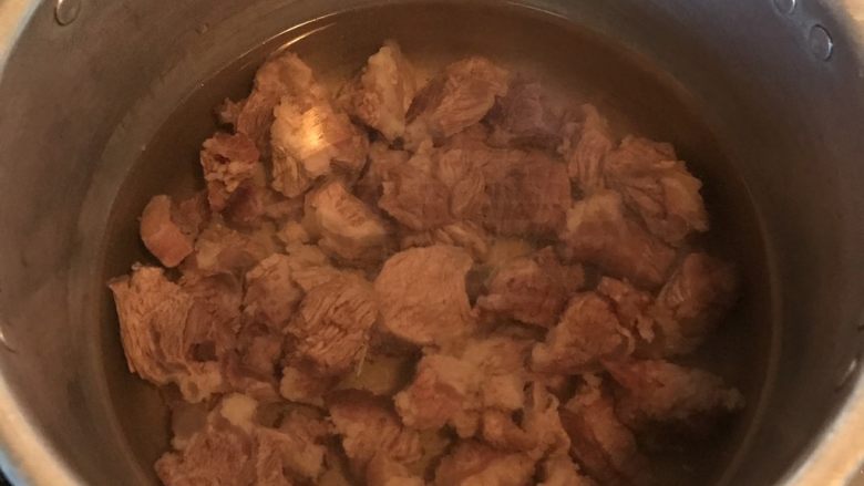 椰香咖喱牛腩,将洗净的牛腩重新放入锅中加适量清水