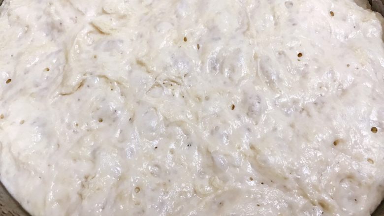 超松软好吃的玉米油老面包,放入冰箱冷藏发酵一晚，或者室温发酵至三倍大表面布满气泡