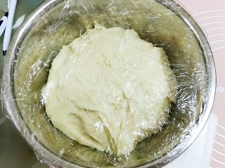 超松软好吃的玉米油老面包,面团滚圆放入盆里盖上保鲜膜发酵至二倍大
