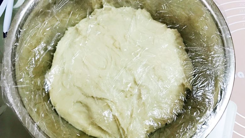 超松软好吃的玉米油老面包,面团滚圆放入盆里盖上保鲜膜发酵至二倍大