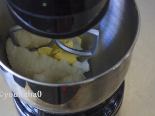 抹茶麻薯肉松包,放凉后的麻薯放入搅拌缸中，放入软滑的黄油10克进行搅打，一直搅打至黄油被吸收、麻薯很柔软的状态，差不多要搅打十几分钟。