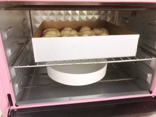 超松软好吃的玉米油老面包,放入烤箱里进行二发，底部放一碗热水保持湿度和温度