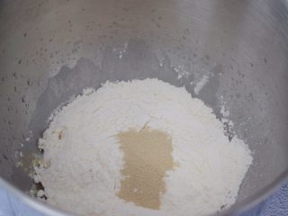 辫子吐司,把材料都放入和面桶，顺序为纯牛奶、鸡蛋液、玉米油，糖和盐对角放，然后放面粉，酵母放最上面