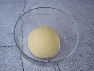 辫子吐司,取出面团揉圆盖上保鲜膜放在温暖处发酵至两倍大左右
