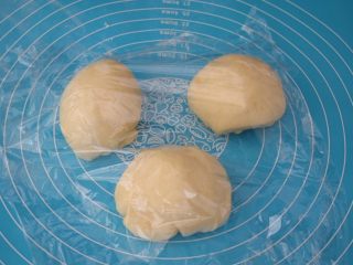 辫子吐司,取出面团揉均匀分成3份相同大小的面团，盖上保鲜膜醒发15分钟