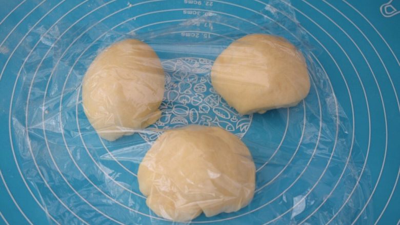 辫子吐司,取出面团揉均匀分成3份相同大小的面团，盖上保鲜膜醒发15分钟