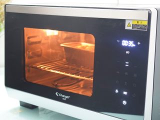 辫子吐司,放入预热好的长帝蒸汽烤箱，上下火160度，下层烤35分钟
