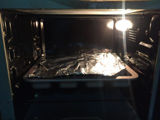 萌萌哒小狗面包,烤箱提前预热好后，用上下火180度，烤焙20分钟即可，表面需要盖锡纸，以免上色过深。
