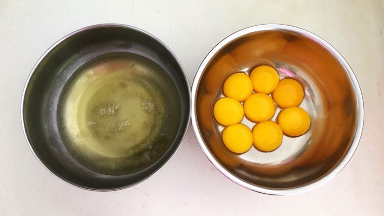 紫薯戚风蛋糕,取两个无水无油的盆子，把蛋清和蛋黄分开