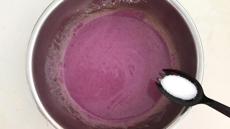 紫薯戚风蛋糕,加入精盐