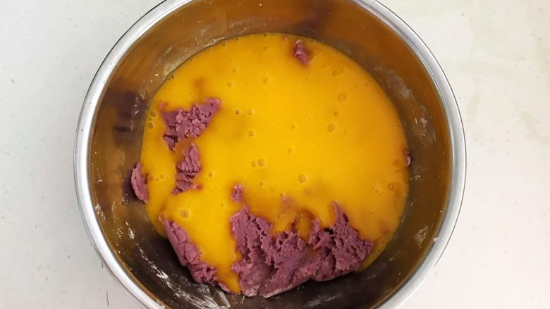 紫薯戚风蛋糕,把蛋黄液加入到紫薯面糊里