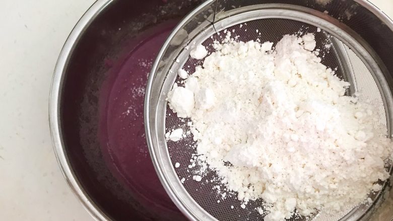 紫薯戚风蛋糕,筛入低筋面粉