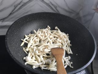 简单快速小炒白蘑菇,油热到入白蘑菇