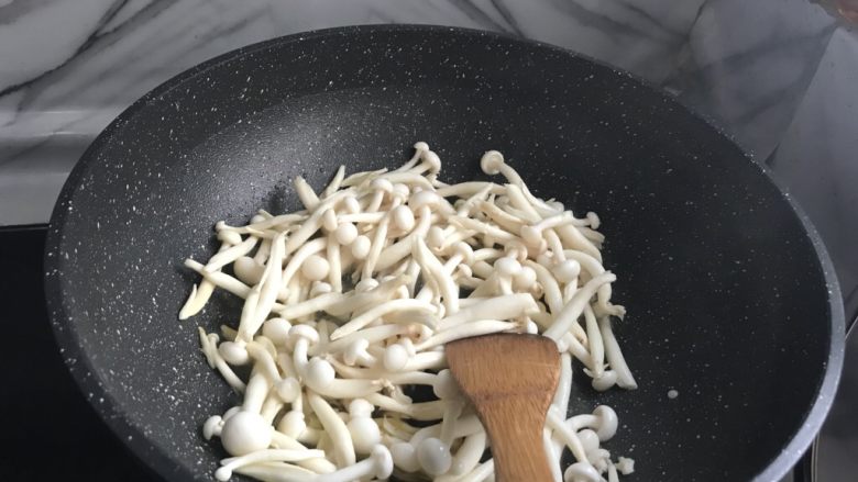 简单快速小炒白蘑菇,油热到入白蘑菇