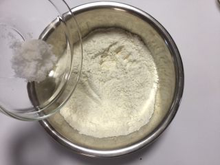 杂粮豆沙包,将细砂糖加入面粉中
