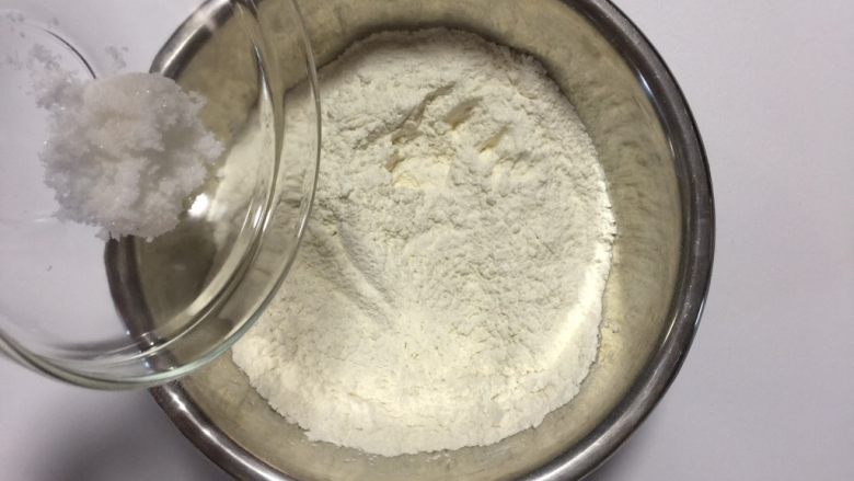 杂粮豆沙包,将细砂糖加入面粉中
