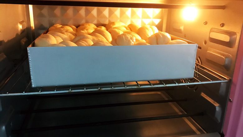 超松软好吃的玉米油老面包,放入预热好的烤箱中层170度烤35分钟左右，烤制10分钟左右要加盖锡纸