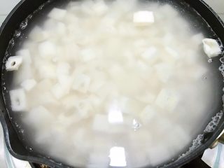 凉拌红油藕丁,莲藕丁放入锅里，加入清水