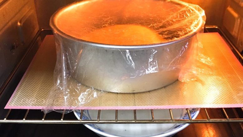 南瓜泥餐包,烤箱发酵档，底部放热水发酵60分钟。
