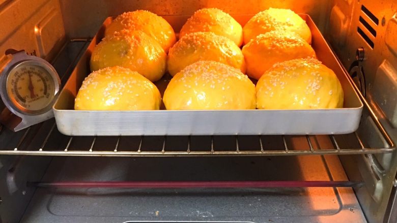 南瓜泥餐包,烤箱预热至190度烤制20分钟。