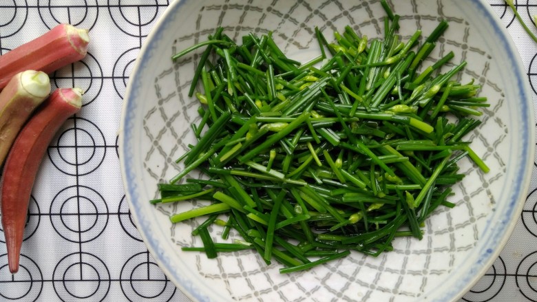 韭苔炒胗花,七八分熟时盛出备用。