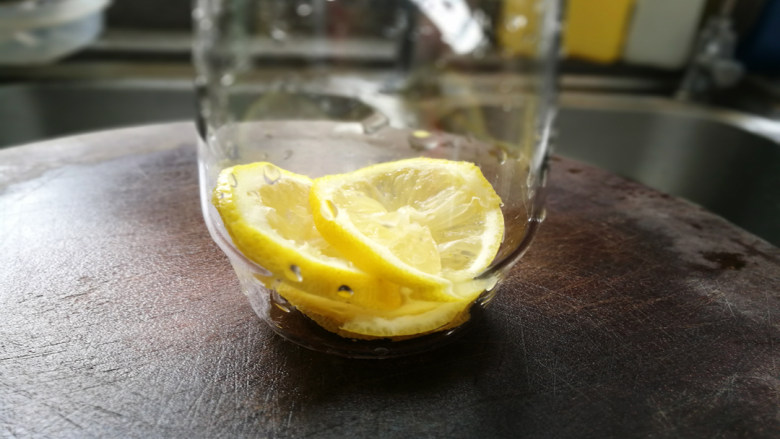 百香果柠檬雪碧水,取杯子，将洗净的柠檬切成片放入杯子中（以个人口味为准，不喜欢酸的朋友少放点）