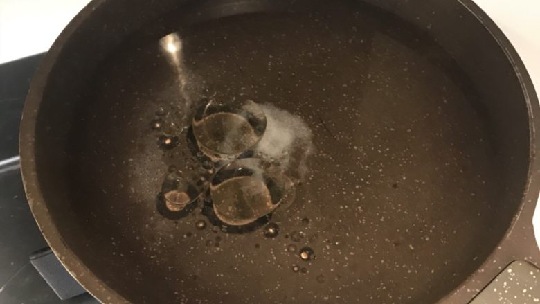 白灼秋葵,锅里放入水，加1勺盐，1勺油，水煮滚后放入秋葵