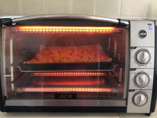 自制南瓜粉,把烤盘放入预热好的烤箱里，上下火170W，烤150分钟