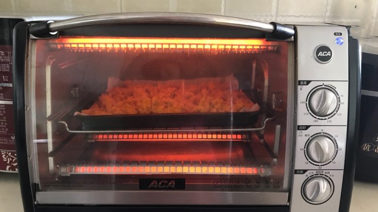 自制南瓜粉,把烤盘放入预热好的烤箱里，上下火170W，烤150分钟