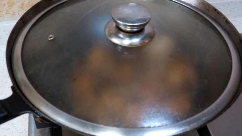 口味清香滴【吮指梅酱小排】,然后加水没过排骨，盖上锅盖，等沸腾后转小火闷煮