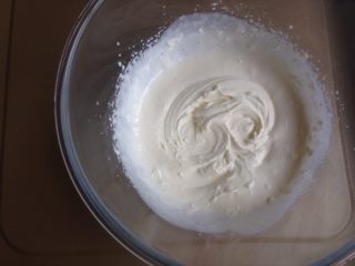 3D沙皮狗慕斯蛋糕,隔冰水或者冰袋，用电动打蛋器打至六分发的状态，不要打到裱花的状态，否则与芒果泥不易混合