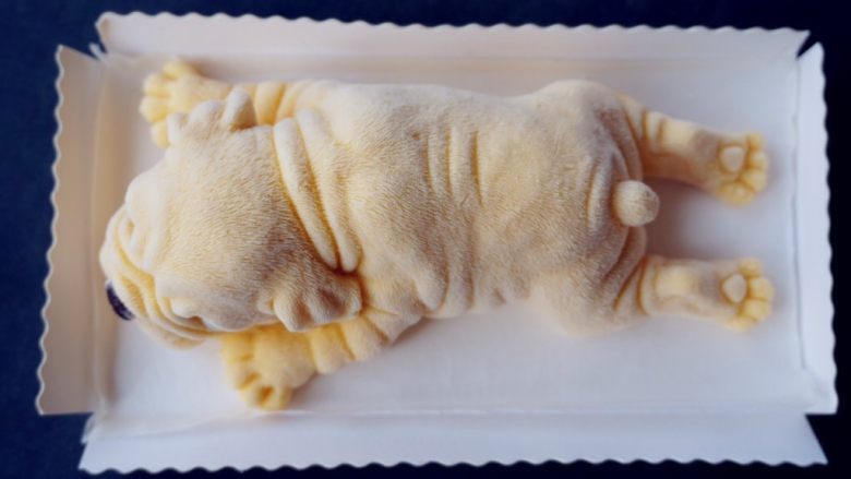 3D沙皮狗慕斯蛋糕,放入冰箱冷冻八个小时以上。