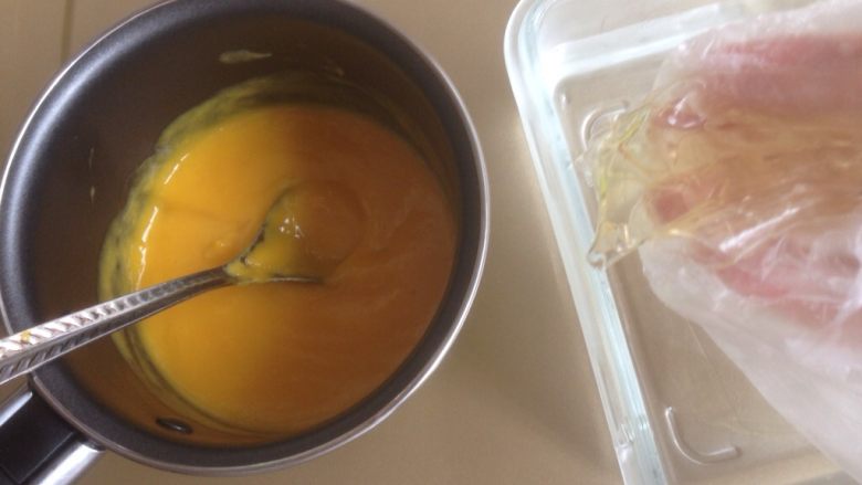 3D沙皮狗慕斯蛋糕,倒入小奶锅里，隔热水将芒果泥加温到50度。将浸泡过的吉利丁片拧干水分，放入芒果泥里，立即搅拌，使吉利丁片全部溶解进去。将芒果泥放入冰箱冷藏几分钟