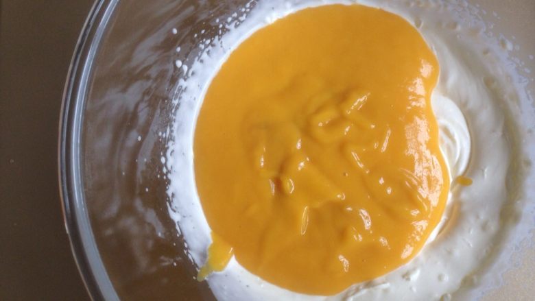 3D沙皮狗慕斯蛋糕,倒入芒果泥。