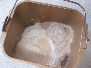 健康美味手撕包【肉桂果干黑麦面包】,将面团材料除黄油外按先液体后粉类秩序放入面包机桶内