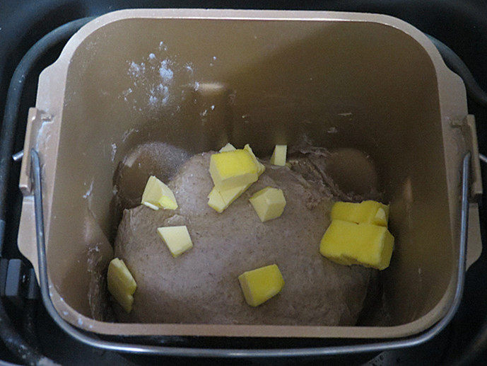 健康美味手撕包【肉桂果干黑麦面包】,选择和面程序20分钟；加入黄油，继续和面程序20分钟