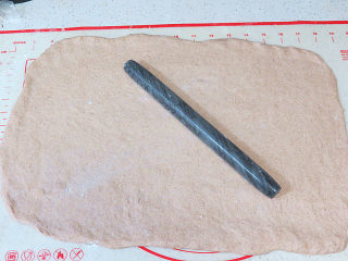 健康美味手撕包【肉桂果干黑麦面包】,擀开成宽30厘米、长45厘米的长方形面片