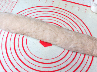 健康美味手撕包【肉桂果干黑麦面包】,轻搓面团使圆柱体变得粗细均匀
