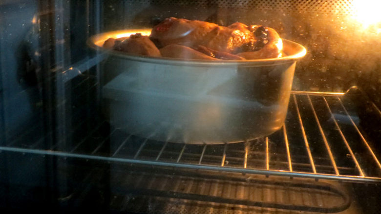 健康美味手撕包【肉桂果干黑麦面包】,放入预热至190°C的烤箱中烤约40分钟左右，表面上色后要及时加盖锡纸，我烤了10分钟左右就开始盖锡纸的(温度和时间按自家烤箱习性调整)